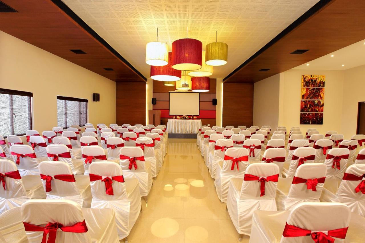 Park Residency Adoor Hotel Adur Exterior photo