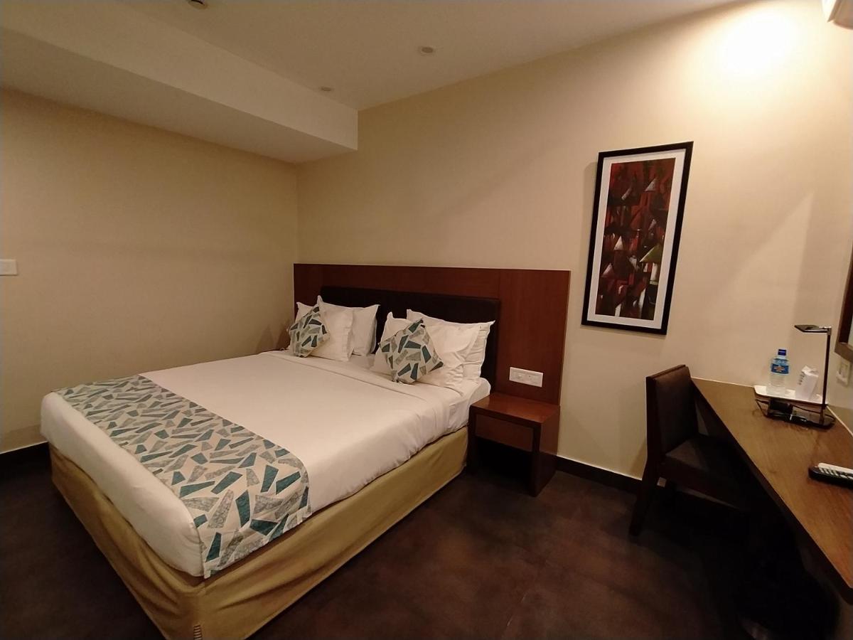 Park Residency Adoor Hotel Adur Exterior photo