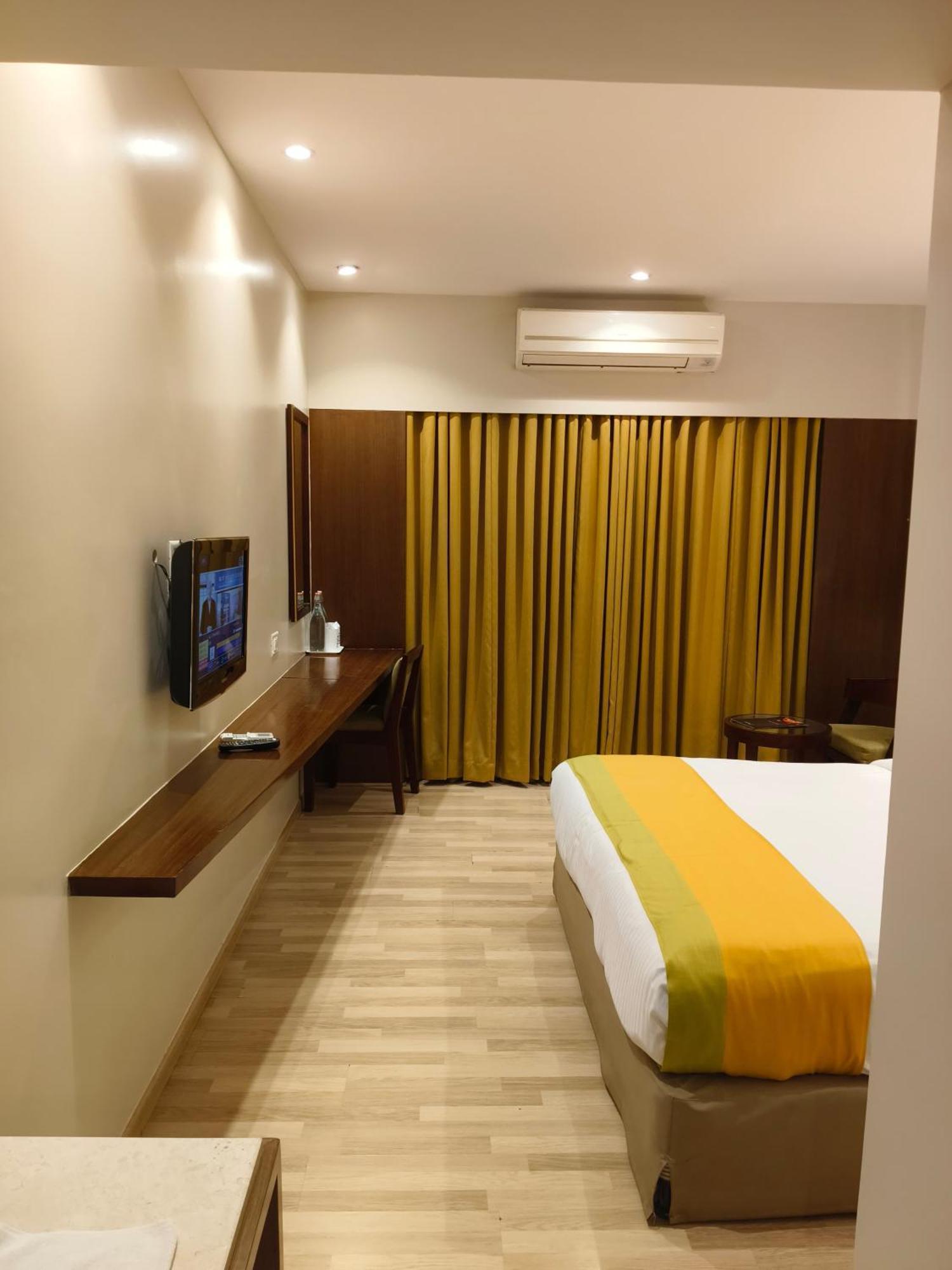 Park Residency Adoor Hotel Adur Exterior photo